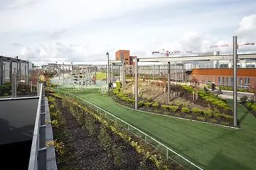 Puistokansi Bryga Helsingin Kalasatamassa on Vuoden Ympäristörakenne 2019