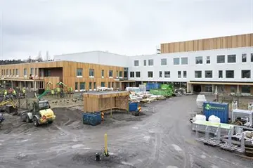 Energiatehokas ja muuntojoustava koulukeskus Monikko nousi harjakorkeuteen Espoossa