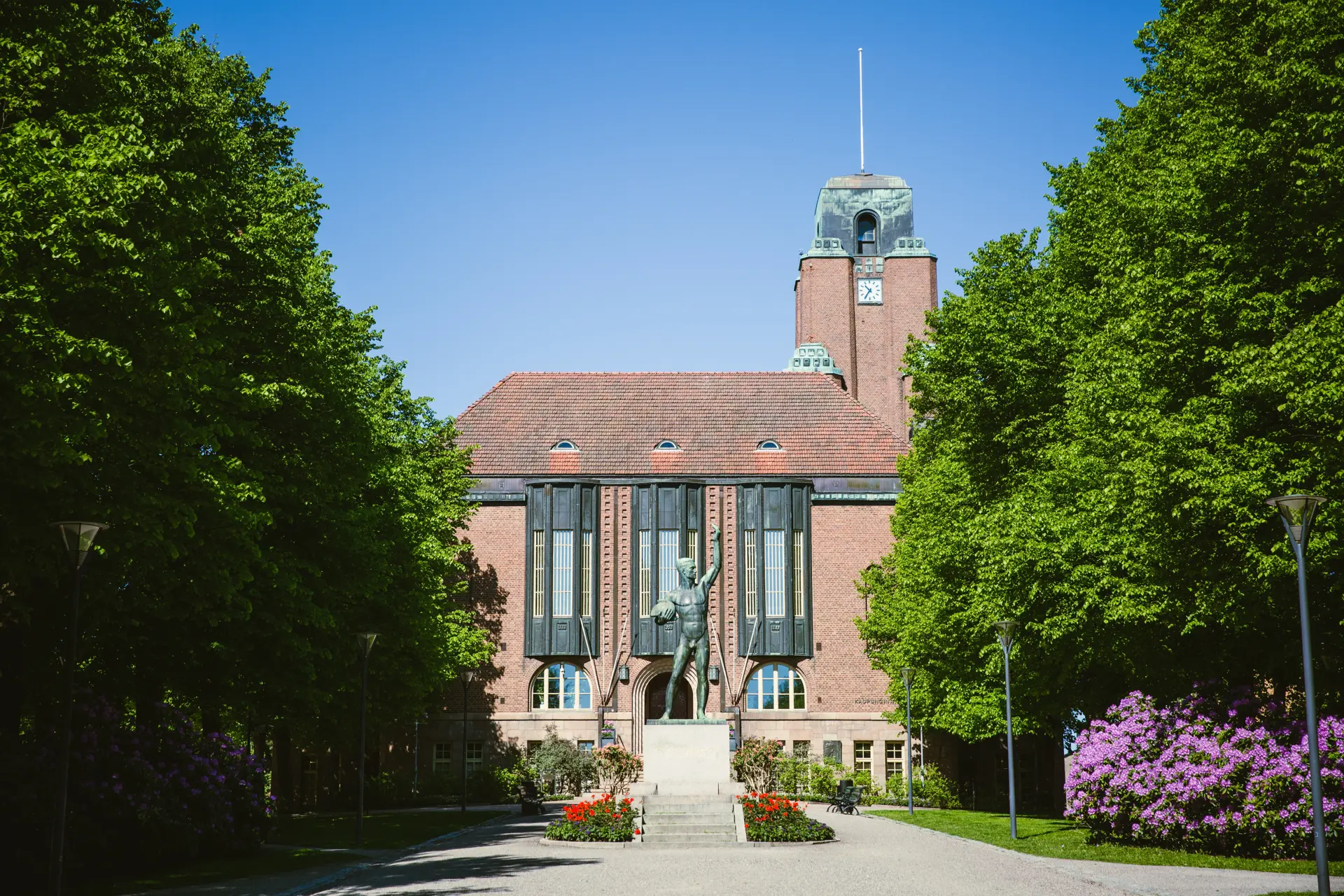 kaupungintalonpuisto.jpg