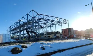 Kotkan Satama Areenan työmaalla puurungon asennustyöt käynnistyneet