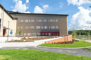 SRV:n rakentama Kirkkonummen hyvinvointikeskus valmistuu – Erityispiirteenä julkisivua verhoava näyttävä massiivipuulankkurimoitus, joka estää ylikuumenemista ja pienentää jäähdytysenergiankulutusta