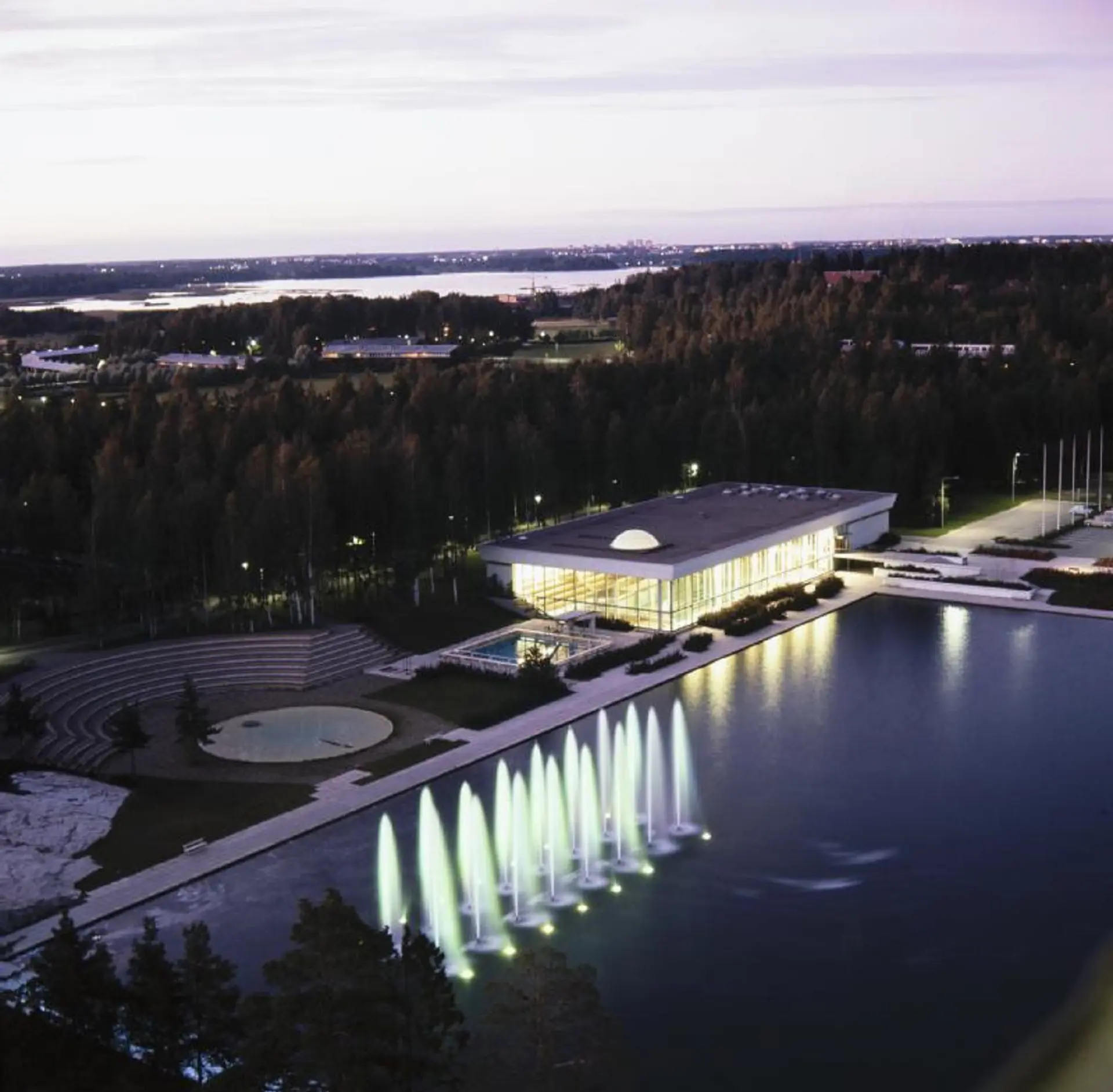 Finna_Tapiolanuimahalli_julkisivu_KAMU Espoon kaupunginmuseo.jpg