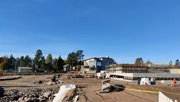 Kouvolaan tulee moderni monitoimitalo – peruskivi muurattiin tänään Inkeroisissa