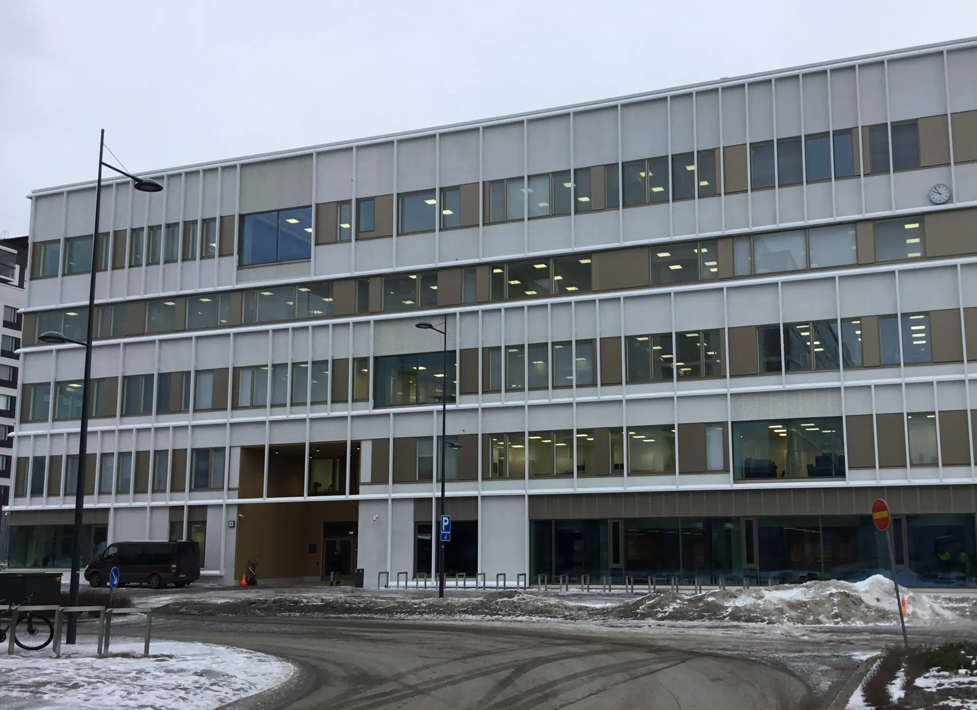 Matinkylänlukio_pääsisäänkäynti.jpg