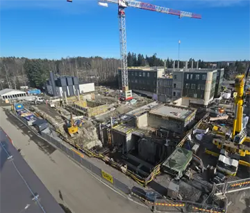 Tays Keskussairaalan lasten- ja nuorisopsykiatrian uudisrakennus nousee tiiviillä tontilla toiminnassa olevan sairaalan viereen