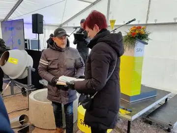 Kotkan tapahtumakeskus Satama Areenan työmaalla muurattiin peruskivi