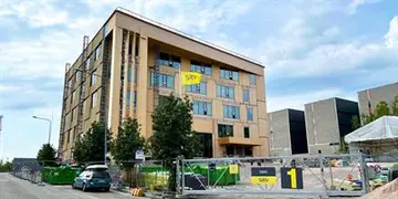 Helsinkiin nousee uusi puurakenteinen luonnontiedelukio – harjakorkeuden saavuttanut rakennus valmistuu käyttöön syyslukukaudeksi 2023