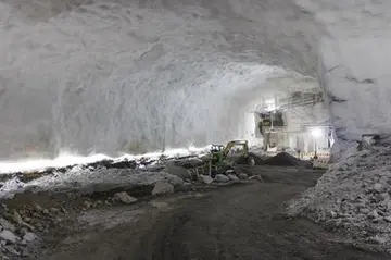 Lempäälän uimahalli-kylpylän peruskivi muurattiin Ideaparkin luolastossa