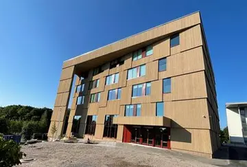 Helsinkiin valmistui uusi puurakenteinen luonnontiedelukio – oppilaat saavat uudet tilat käyttöönsä syyslukukaudella 2023