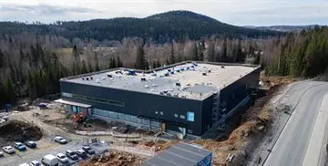 Kuopiossa juhlistettiin Varastokirjaston peruskiven muurausta ja harjannostajaisia – uuteen rakennukseen 135 kilometriä hyllyjä