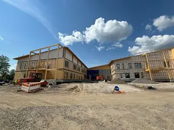 Inkeroisten monitoimitalo harjakorkeudessa – modernit koulu- ja varhaiskasvatustilat lähes 700 lapselle