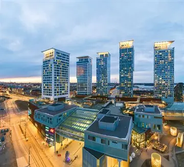 Suomen ensimmäinen toimistopilvenpiirtäjä Horisontti valmistunut Kalasatamaan – huippuravintola 100 metrin korkeudessa avaa ovensa vapuksi